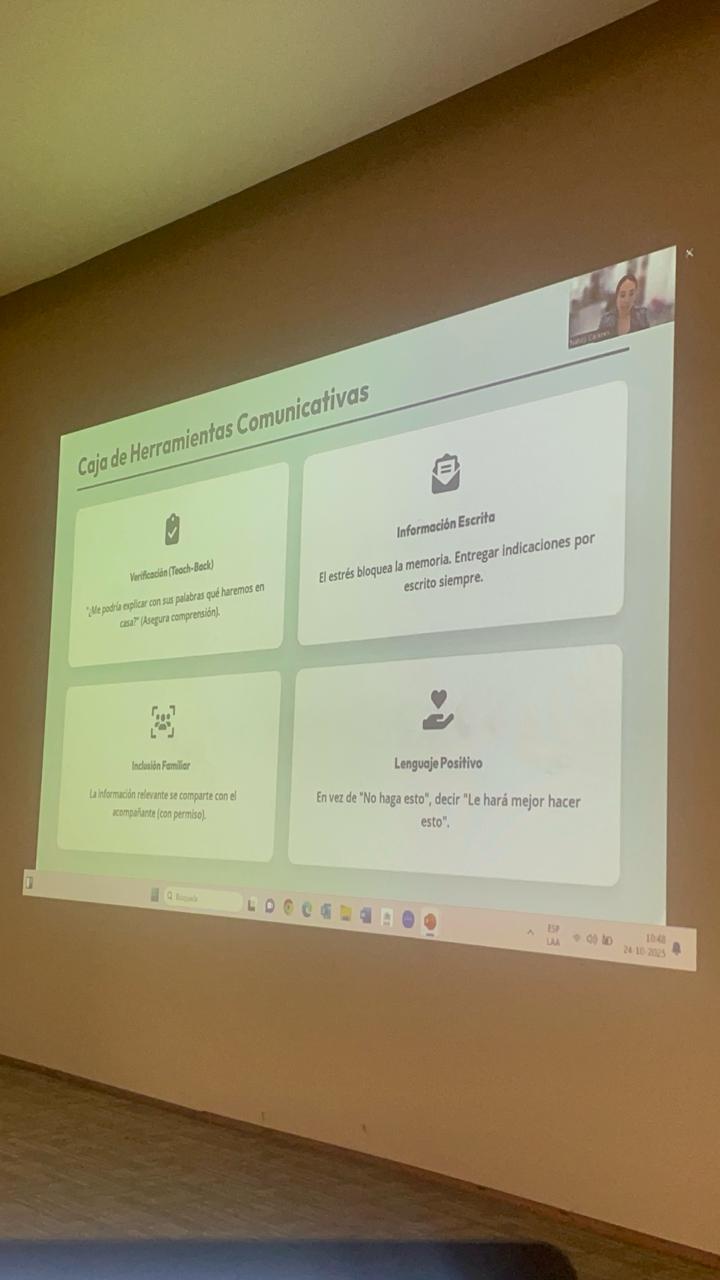 Alumnos practicando en curso presencial