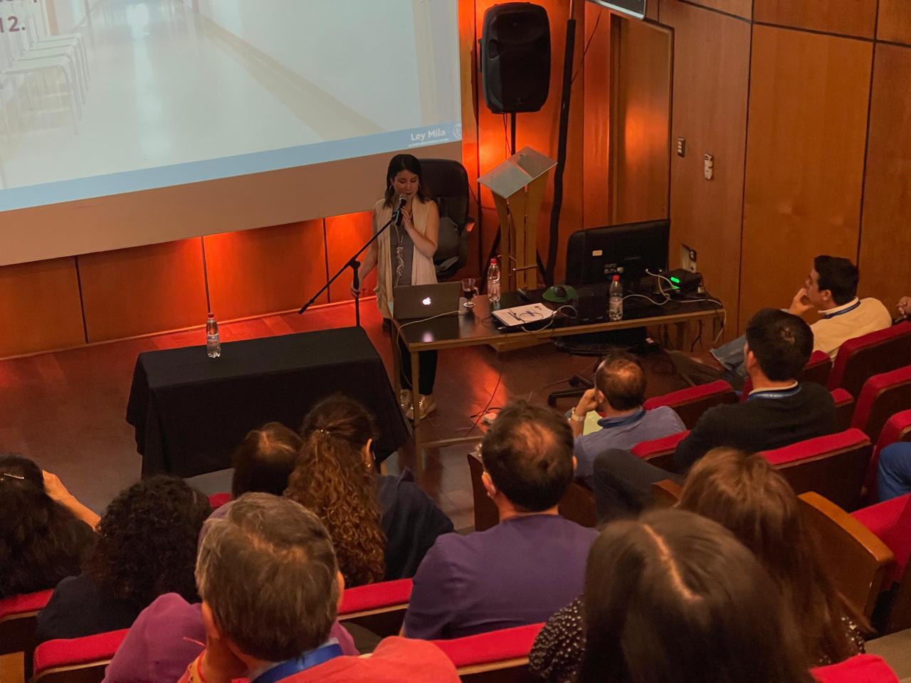 Aula con proyector y curso en vivo